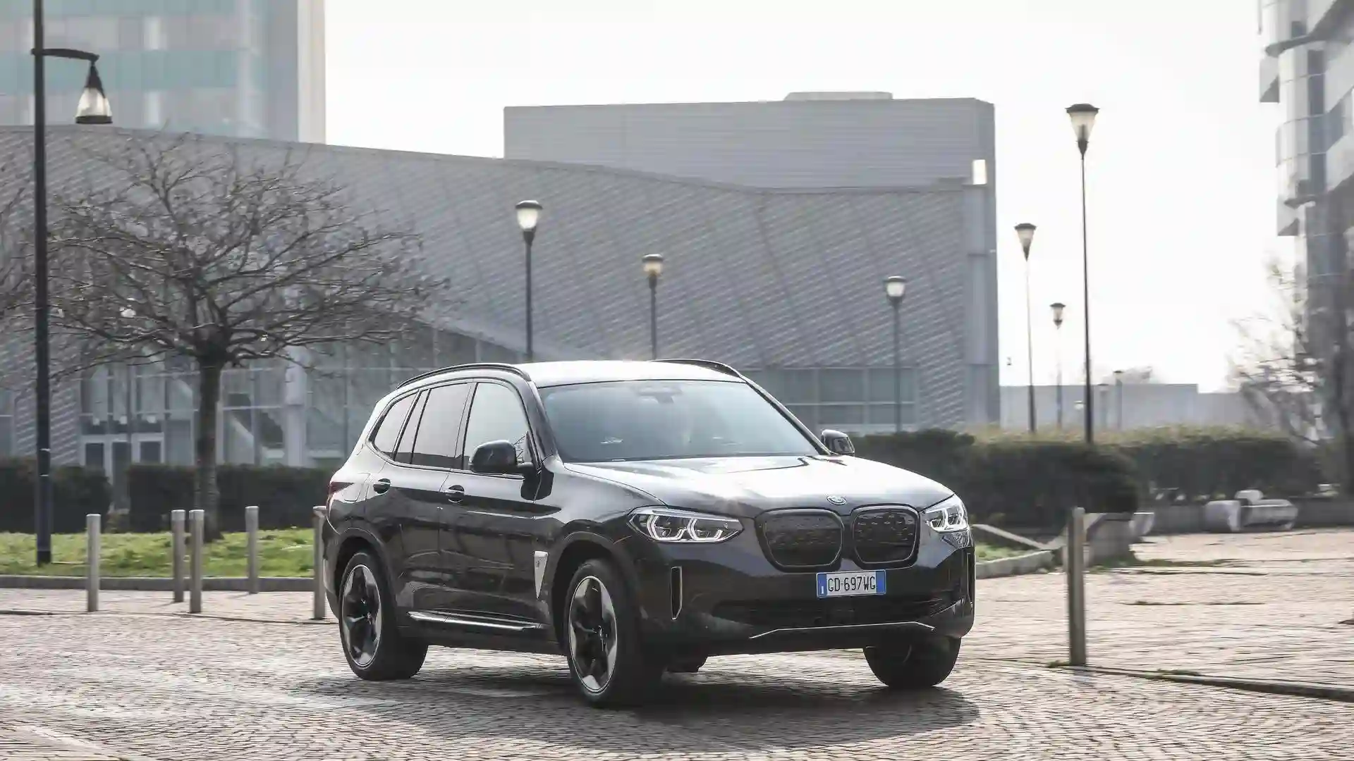 Электрический внедорожник BMW iX3 представили в цвете Sophisto Grey Metallic.