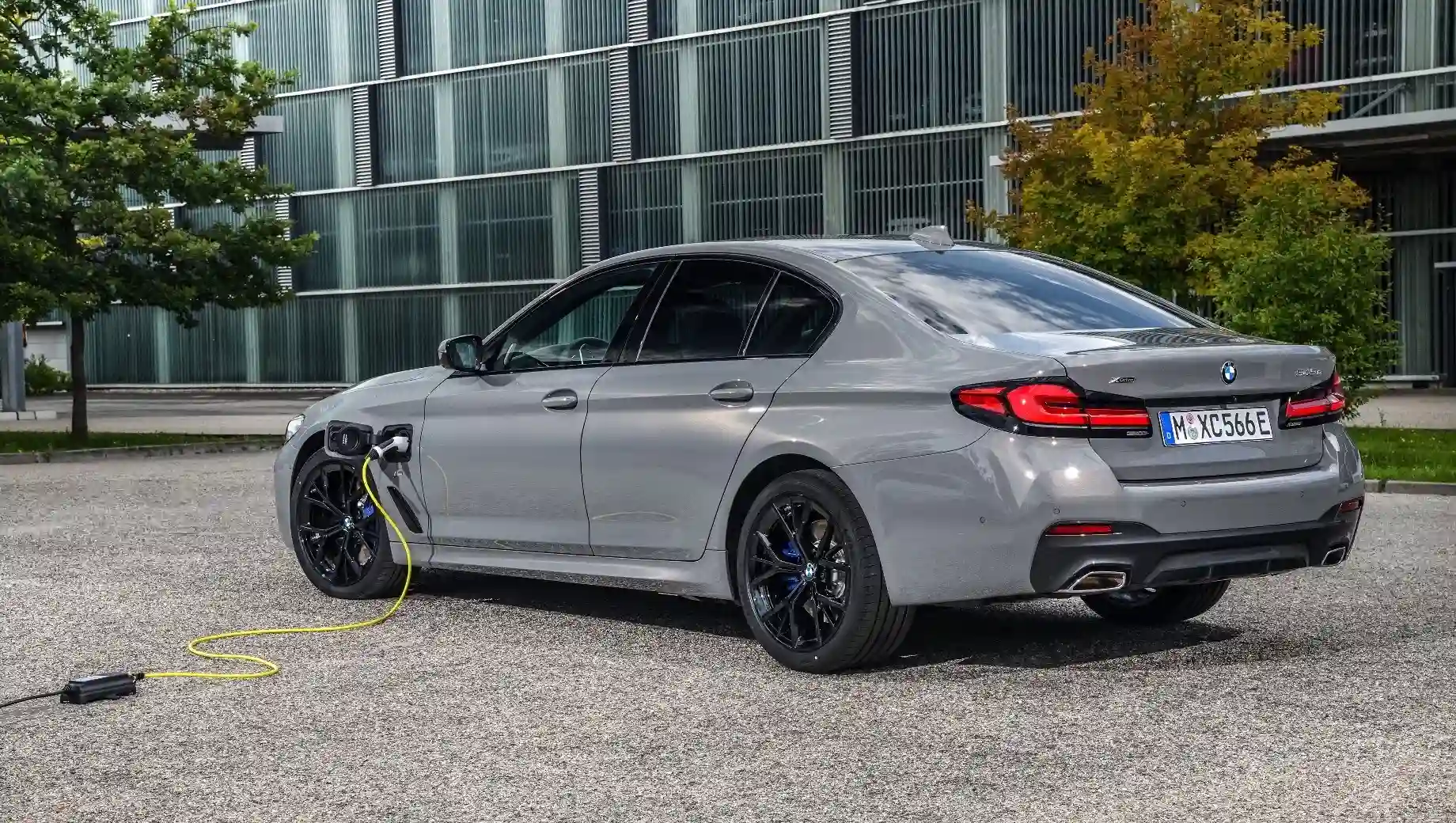 Новые подробности о гибридном BMW 545e xDrive.