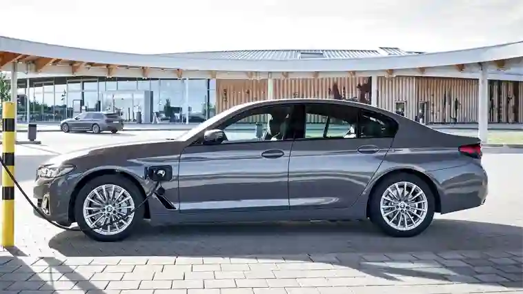 Представлены новые доступные плагин-гибриды BMW 320e и 520e