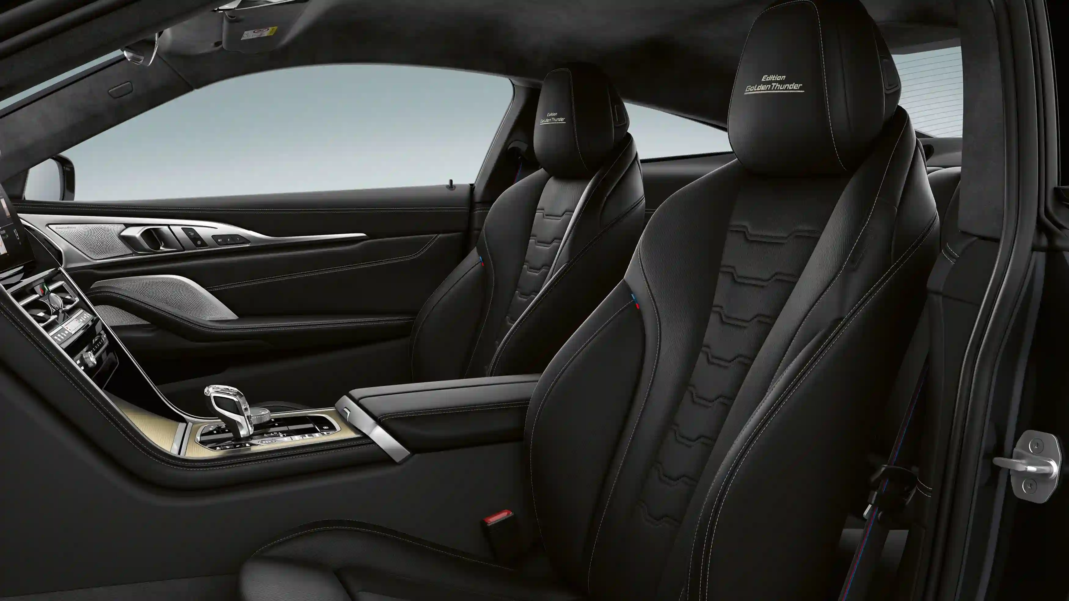 BMW Group Россия представляет эксклюзивные BMW 8 серии Golden Thunder Edition/