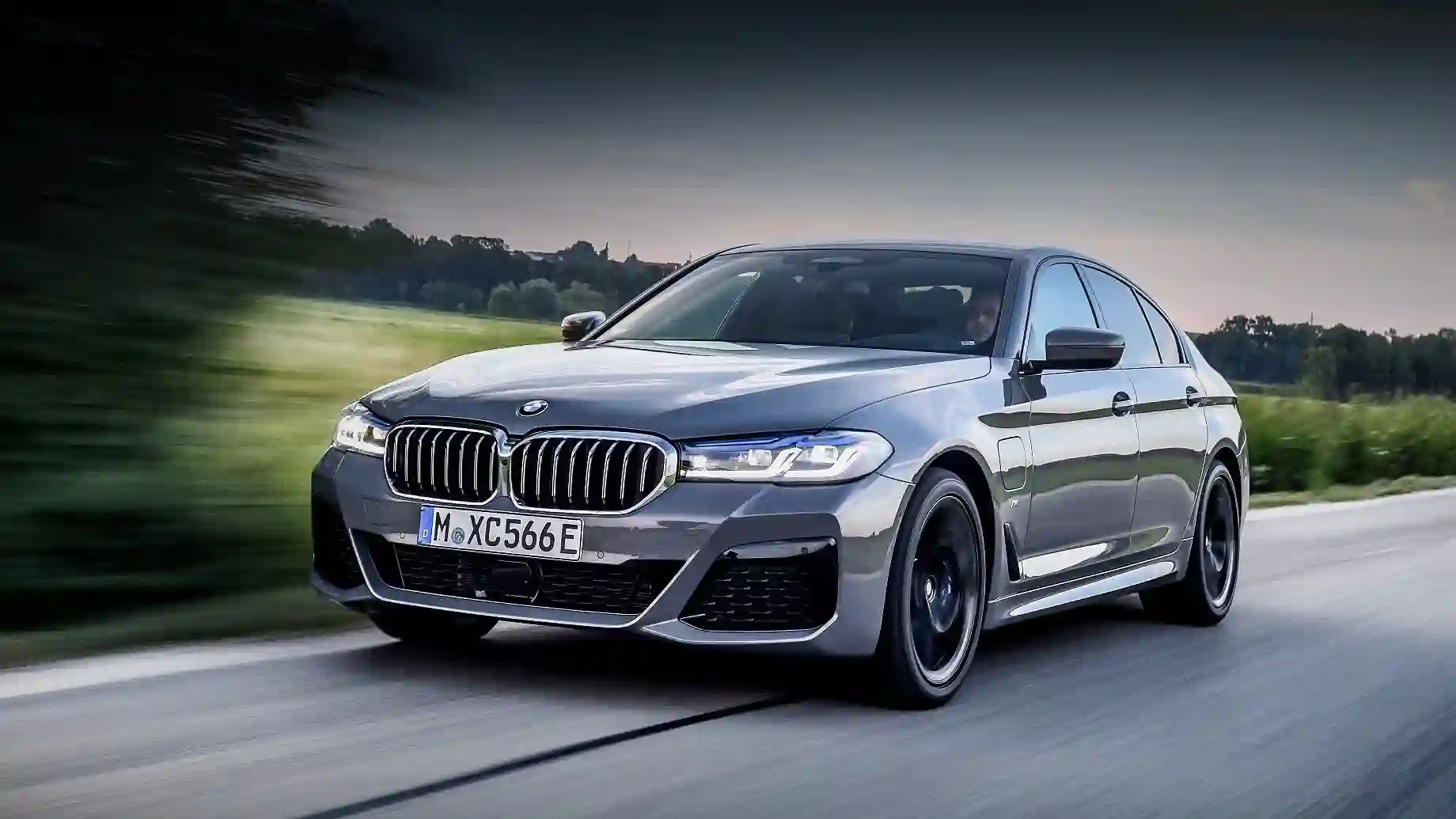 Новые подробности о гибридном BMW 545e xDrive.