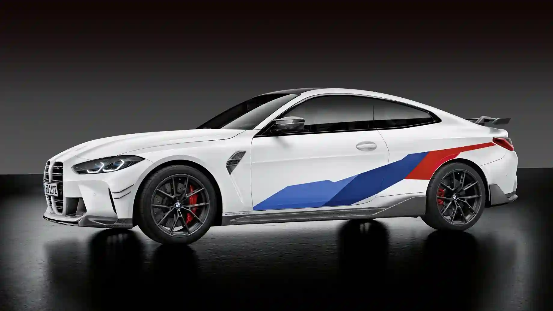 Лимитированное купе BMW M4 CSL появится в следующем году.