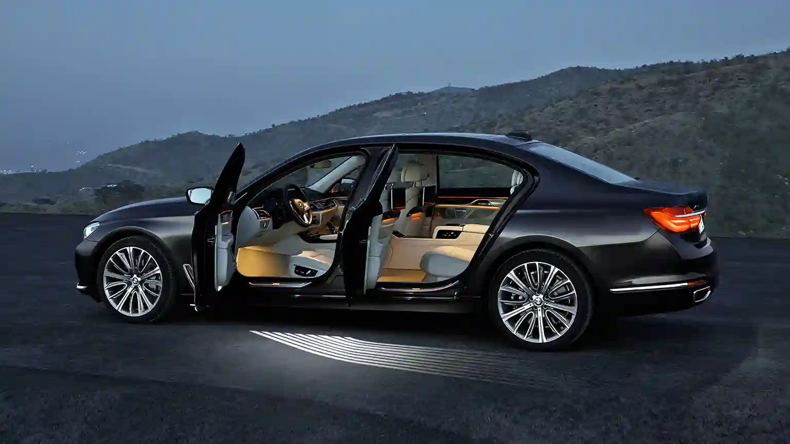 Новый BMW 7 серии - самый роскошный автомобиль в мире.