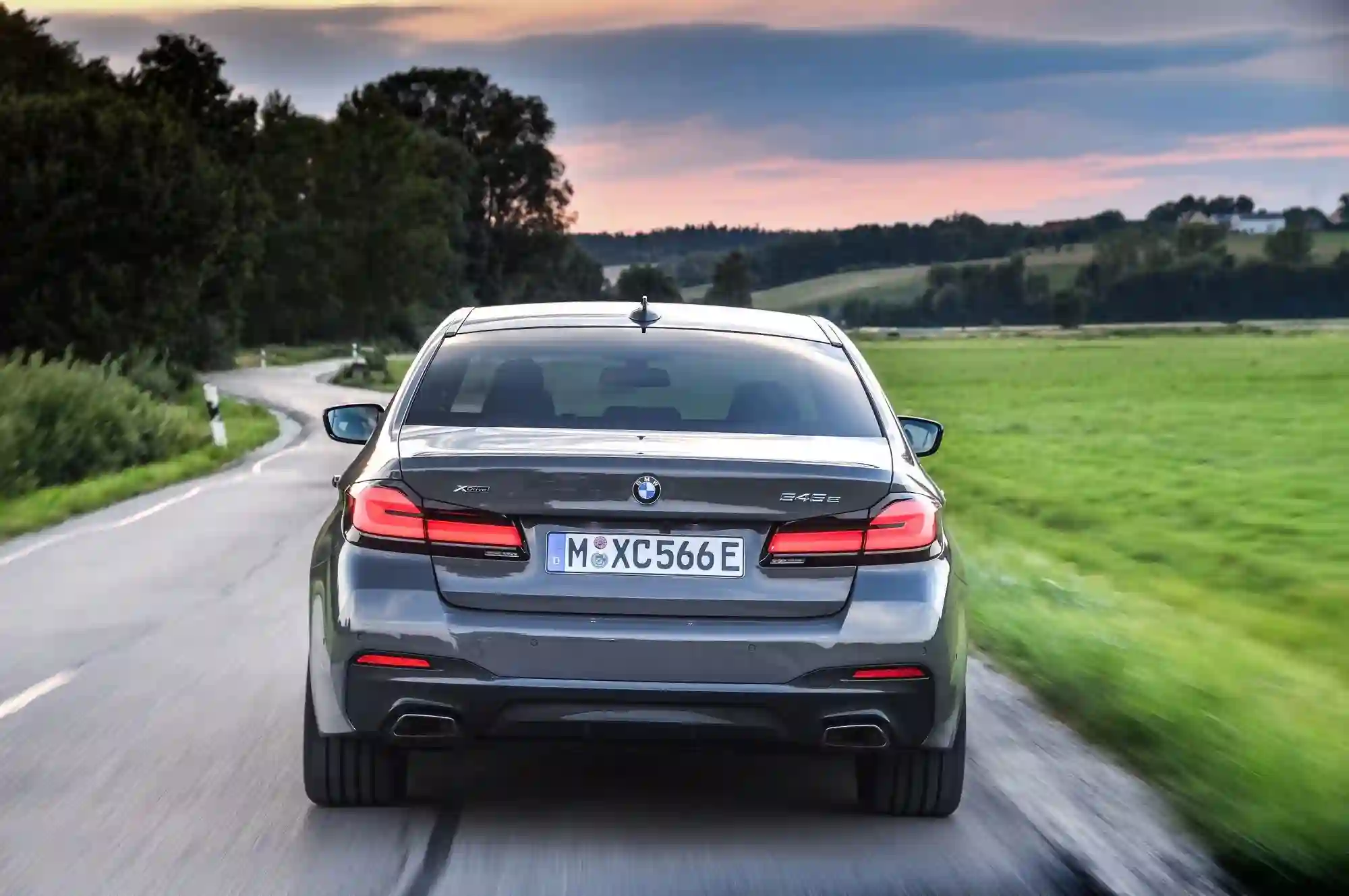 Новые подробности о гибридном BMW 545e xDrive.